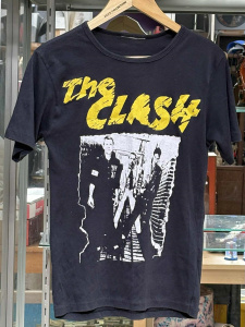 Lot 13 - Vintage 'The Clash' band Tshirt - black feat band