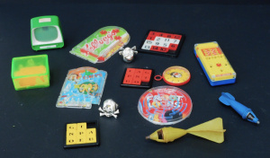 Lot 130 - Group lot of small plastic toys inc Tomy Arranger Ball game, cereal to