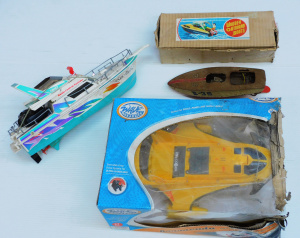 Lot 159 - Group lot of 3 battery powered toy boats Wave Breakers RC Barracuda Tr