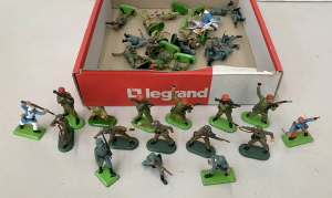 Lot 163 - Group lot of Britains Deetails and Super Deetails toy soldiers - note