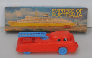 Lot 172 - 2 pces Vintage inc Boxed Caltex Empress of Australia Plastic Scale Mod