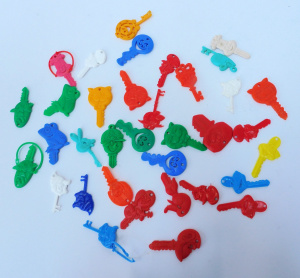 Lot 204 - Large group lot of vintage Kiddy Keys and other key cereal toys in var