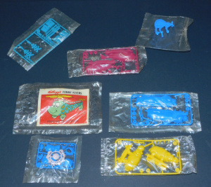 Lot 224 - Group lot of unopened vintage Kellogg's cereal toys inc Puppet People