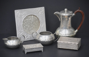 Group lot - Arts & Crafts & other metal wares - Handbeaten Homeland pewt Group lot - Arts & Crafts & other metal wares - Handbeaten Homeland pewt