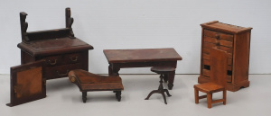 Group vintage Wooden dolls furniture inc Side Table, Chaise Lounge, Dressing Tab Group vintage Wooden dolls furniture inc Side Table, Chaise Lounge, Dressing Tab