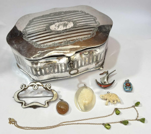 Lot 33 - Grp c1910 sil plate jewellery casket, key, jewellery - carved mop Cameo