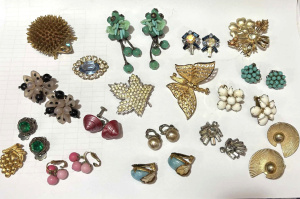 Lot 36 - Grp vintage costume jewellery - greenblue drop glass earrings, heaps cl