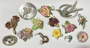 Lot 40 - Grp vintage brooches incl Porcelain flowers, kiwis, flying ducks, kooka