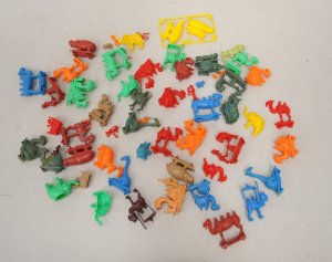 Lot 48 - Large group of vintage Zoo Choo cereal toys inc unmade, some af