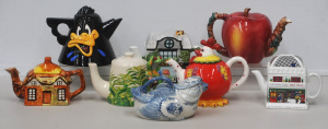 Lot 104 - Group lot Novelty ceramic Teapots inc Warner Bros Daffy Duck, Wade Pos