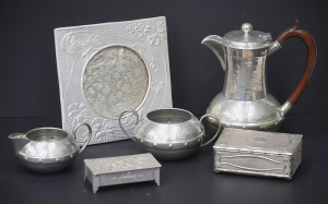 Lot 207 - Group lot - Arts & Crafts & other metal wares - Hand beaten Ho