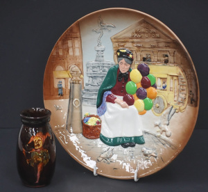 Lot 217 - 2 pces vintage Royal Doulton inc Kingsware Jester Vase 11cm H & Ro