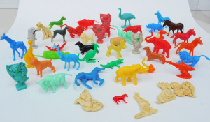 Lot 51 - Large mixed group lot of vintage animal themed cereal toys and similar