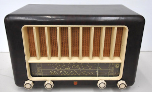 Lot 114 - Vintage Items Phillips Bakelite Radio Model 123A