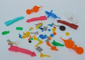 Lot 179 - Mixed group lot of vintage cereal toy parts and accessories