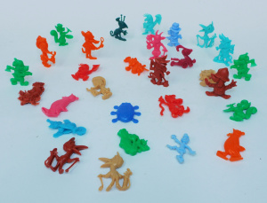 Lot 181 - Large mixed group lot of vintage cereal toys inc Society Zoo, Astro-Ni