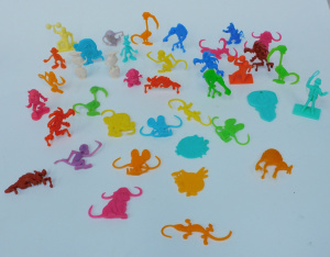 Lot 186 - Mixed group lot of vintage cereal toys inc Loony Tunes, Crater Critter