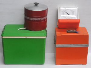 Lot 20 - Group lot - Retro items - red 3 tier Stacking Cake Tin set, Green Eski,