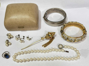 Lot 37 - Grp jewellery - silver pawa shell ring, 2 pr silver & pearl earring