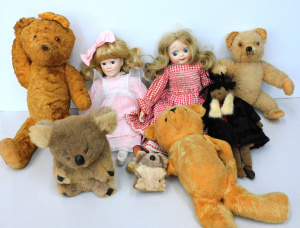 Lot 68 - Group of vintage Teddy bears and dolls inc early Teddy-Hermann (Germany