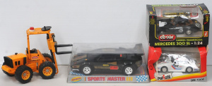 Lot 138 - Group of toy vehicles inc vintage Tonka forklift, boxed CBCAR 124 Merc