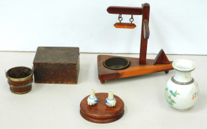 Lot 166 - Small lot of small oddments inc ash tray, pressed wood box etc