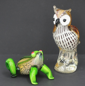 Lot 196 - 2 x Art Glass Animals - Rikaro Owl figure & Frog - label sighted t