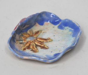 Lot 214 - Pottery pin dish attributed to Una Deerborn 10 5cm W