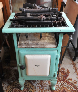 Lot 5 - Vintage gas stove by Metters KFB No 42 in speckled green and white ename