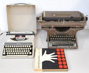 Lot 31 - 2 typewriters inc Royal 200 travel typewriter, desktop Underwood S plus