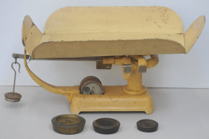 Lot 94 - Vintage Ellisco babies' scales with integrated weights set and others -