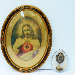 Lot 159 - 2 pces inc Oval gilt framed Jesus with the Sacred Heart print with con
