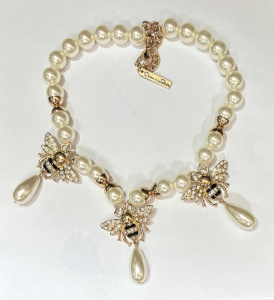 Lot 213 - Oscar de la Renta gold tone costume necklace with faux pearls & th