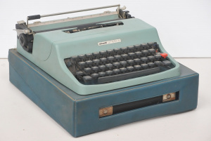 Lot 2 - Olivetti Lettera 32 vintage travel typewriter with travel case (some dam