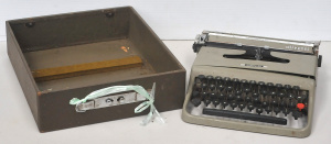 Lot 5 - Vintage Olivetti Lettera 22 travel typewriter - 31cm W - missing base of