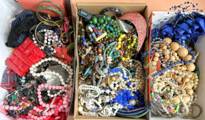Lot 20 - 3 x shoe boxes mixed costume jewellery, bangles, necklaces, crystal, fa