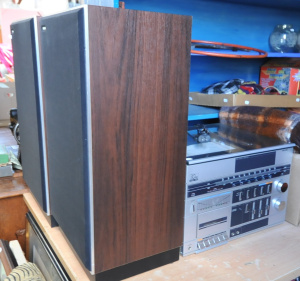 Lot 29 - Vintage Philips XA1 all in one stereo system with belt driven turntable