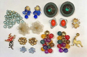 Lot 50 - Grp vintage costume jewellery, earrings, brooches, crystal, diamante, e