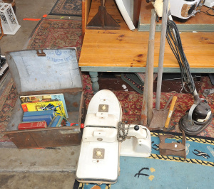 Lot 100 - Large mixed lot inc vintage tools, cast iron shoe last, Hotpoint press