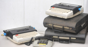 Lot 52 - Group lot inc 2 x Olivetti Lettera 36 electric travel typewriters in tr