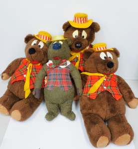 Lot 82 - Group of vintage Humphrey B Bear soft toys by Classic Toys c1970s - lar