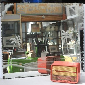 Lot 86 - 2 x vintage items - Phillips Pink Bakelite Radio Model 166 c1958 &