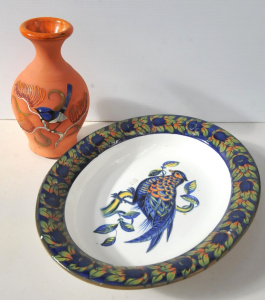 Lot 185 - 2 pces Bird decorated ceramics inc Australian Pilliga incised blue bi