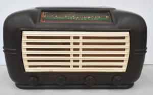 Art Deco Crosley Bakelite radio - model BM47 Brown Bakelite - cream grill 24cm H
