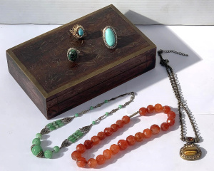 Lot 42 - Grp brass inlay box & jewellery - 1930s green speckled glass neckla