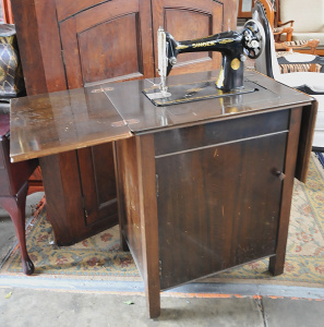 Lot 50 - Treadle Singer sewing machine (early-mid 20th C) in oak case with addit