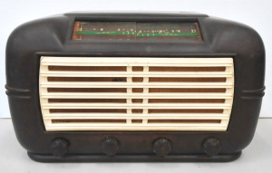 Lot 90 - Art Deco Crosley Bakelite radio - model BM47 Brown Bakelite - cream gri