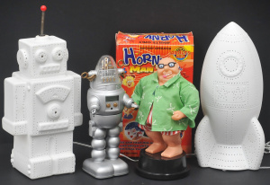 Lot 143 - 4 pces Novelty inc Robby the Robot Alarm Clock, 2 ceramic Lamos - Heic