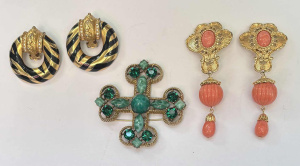 Lot 173 - Grp Vintage gold tone jewellery - 2 x pr Avon earrings by Elizabeth Ta