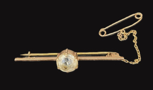 Lot 185 - Vintage 9 Carat Rose Gold Bar Brooch set w Large Clear Saphire - marks